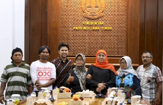 Temui Pendemo Tambang di Grahadi , Khofifah Pakai Diplomasi Buah Durian