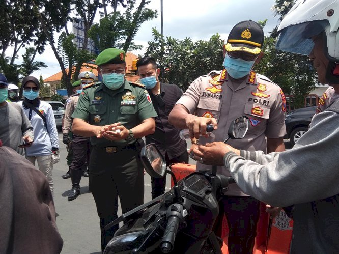 Polisi-TNI Bagi Masker di Waru