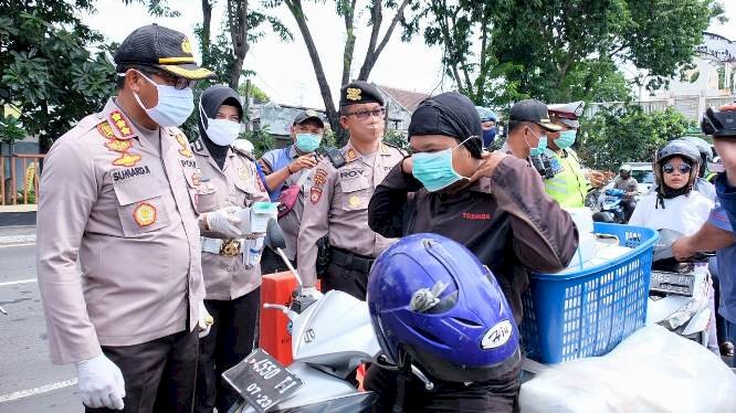 Tertibkan Pengendara, Bagi Masker