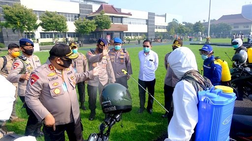 Polda Jatim Kerahkan 152 Personel, Semprot Disinfektan Kawasan Zona Merah Surabaya