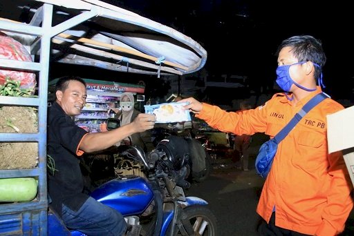 Gugus Tugas Jatim Bagikan Hand Sanitizer, Masker dan Vitamin C ke Pedagang-Pembeli Pasar Keputran