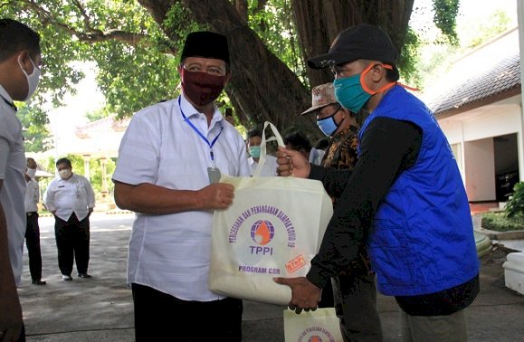 Peduli Warga Terdampak Covid-19, TPPI Tuban Berikan 1.000 Paket Sembako