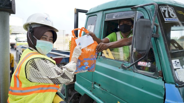 TPS Berbagi Ribuan Paket Sembako untuk TKBM, Sopir Truk dan Warga 