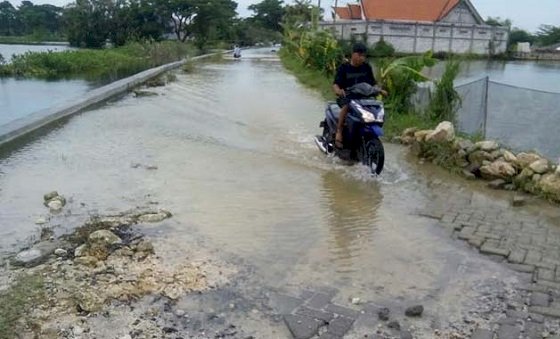 Usai Ulang Tahun, Lamongan Dikado Banjir, Khofifah Kirim 1.000 Paket Sembako  