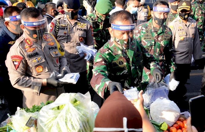 Dua Juta Masker Dibagikan Gratis di Surabaya Raya