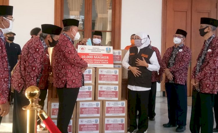 Yayasan Jantung Indonesia Sumbang 10.000 Masker ke Gubernur Khofifah