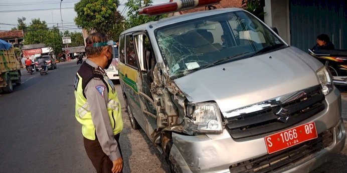 Mobil Siaga Desa Plandaan Jombang Ringsek Disenggol Truk Tronton