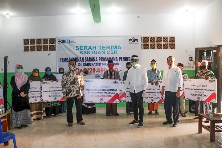 Peduli Pendidikan, SIG Bantu Sekolah di Pasuruan dan Bogor