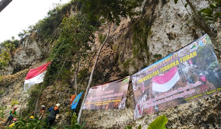 Mapala Amreta UT Sukses Kibarkan Bendera Dikawasan Goa Paling Curam di Tuban