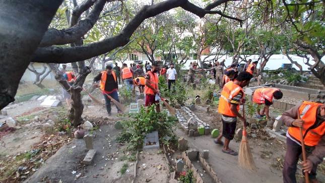 Tak Pakai Masker, 25 Orang Dihukum Bersihkan Kuburan