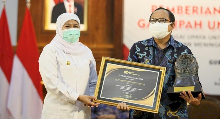 Gubernur Jawa Timur serahkan Bantuan Subsidi Upah dan Piala Paritrana