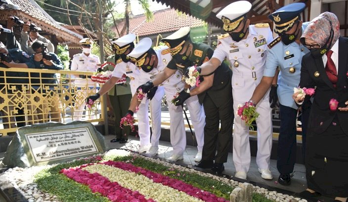 Peringati HUT-Ke 75 TNI, Pangkoarmada II Pimpin Ziarah ke Makam Gus Dur