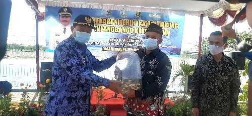 Wali Kota Madiun Tebar 136.000 Benih Ikan Lokal, di Embung Pilangbango