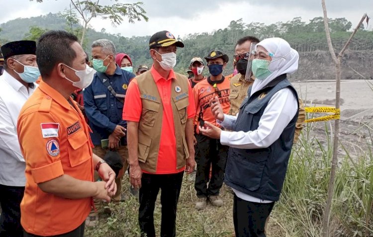Kepala BNPB dan Gubernur Khofifah Tinjau Penanganan Erupsi Gunung Semeru