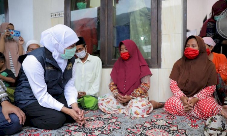 Sampaikan Duka, Gubernur Khofifah Takziah ke Keluarga Korban Hanyut Banjir Sampang 
