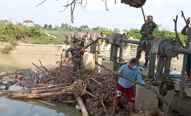 Cegah Luapan  Air  Sungai Plalangan, Anggota TNI Ajak Warga Bersihkan Sampah