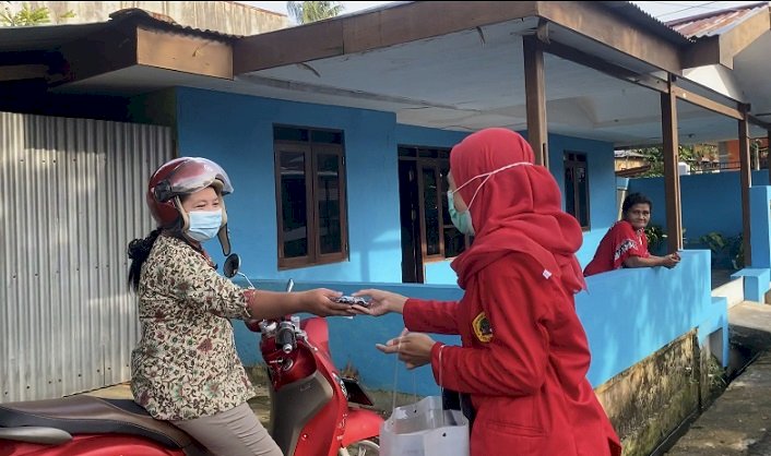 Buat Penyuluhan Daring dan Bagikan Masker Batik Papua, KKN Untag  Surabaya Bikin Bangga