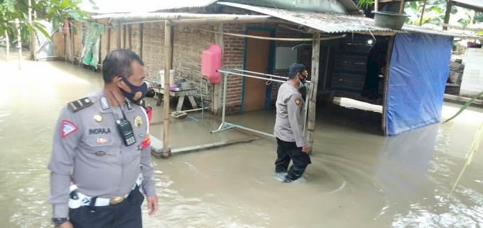 Kapolsek Krian Kunjungi Korban Banjir