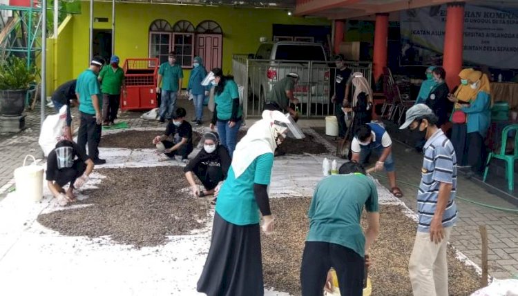 Alumni Unair Sidoarjo Gelar Pelatihan Komposting di Desa Sepande