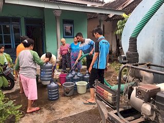 Perumdam Jember Gandeng PWI, Berikan Air Bersih dan Sembako pada Korban Banjir
