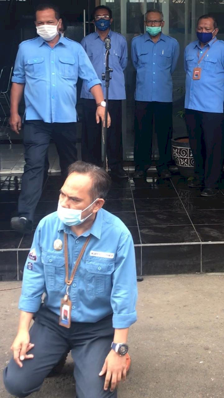 Dirut PDAM Sujud di Depan Karyawan, Tanda kekecewaan Pasca Rapat Bocor