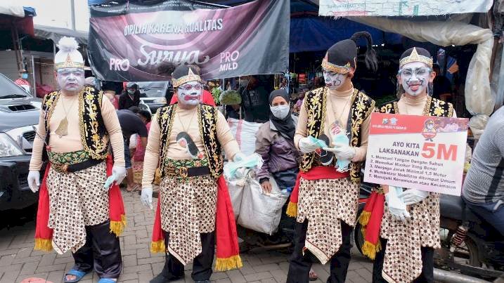 Mbah Bejo dan Punakawan Turun ke Pasar Porong