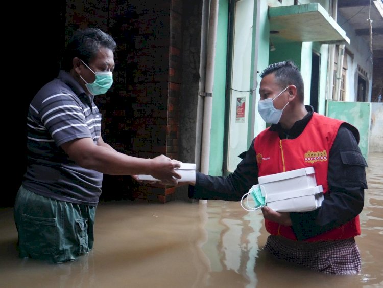 Indosat Operasikan Mobil Klinik Daerah Bencana