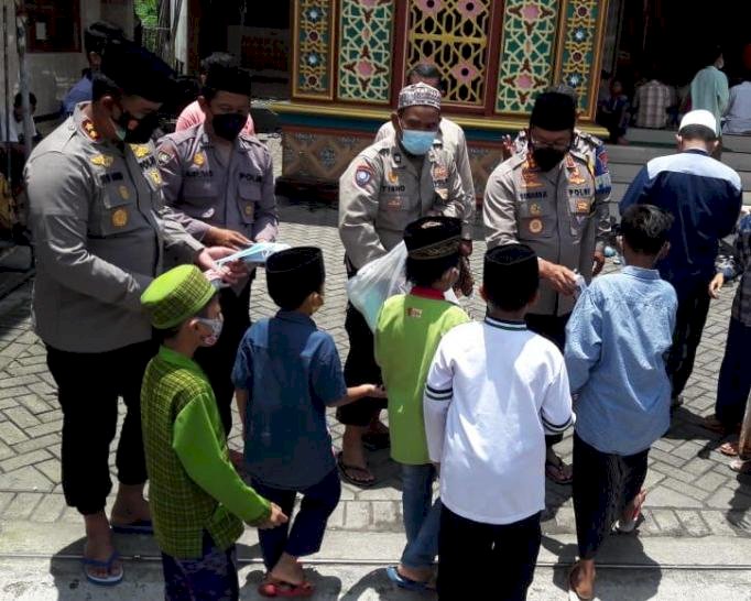 Berbagi Masker ke Jamaah Masjid dalam Jumat Berkah