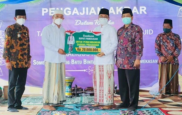 Bupati Pamekasan Beri Bantuan Pembangunan Masjid Darul Karomah Batumarmar