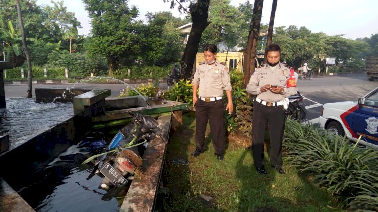 Tabrak Pembatas Jalan, Tewas Terlempar ke Kolam