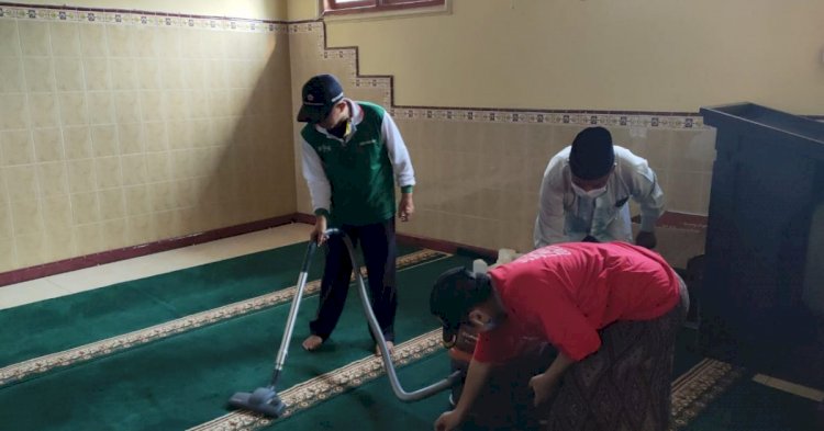 Sambut Ramadan, Warga Rame-Rame Bersihkan Masjid dan Kuburan