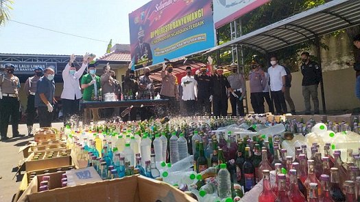 Polresta Banyuwangi Musnahkan Ribuan Botol Miras dan Knalpot Brong