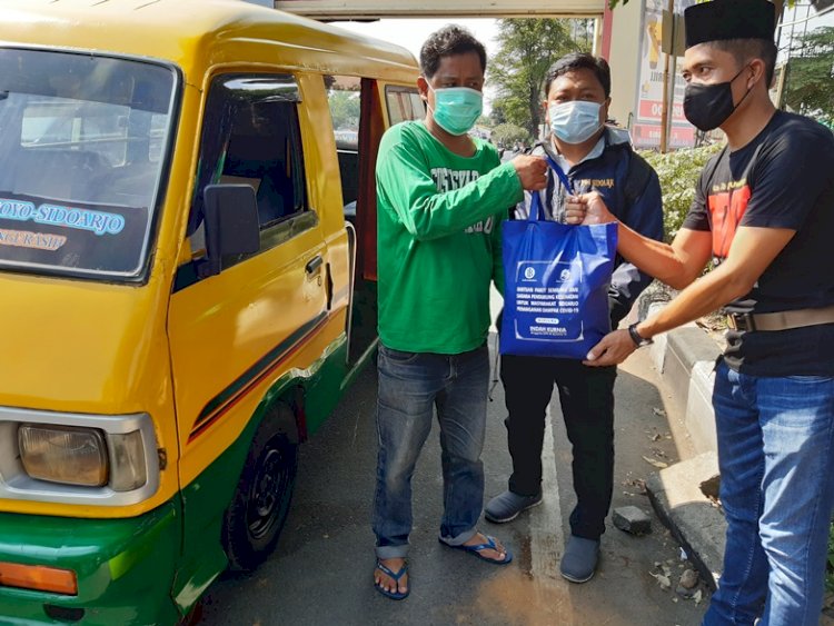 PWI Sidoarjo Bagikan Sembako ke Sopir Angkot