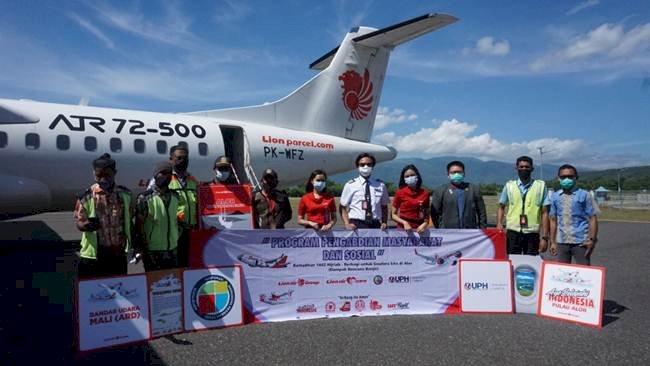 Lion Air dan UPH Surabaya Gelar Baksos di Alor