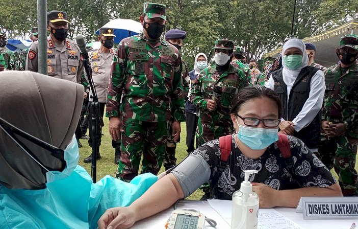 KSAL dan Gubernur Khofifah Pantau Langsung Vaksinasi Pekerja Pelabuhan