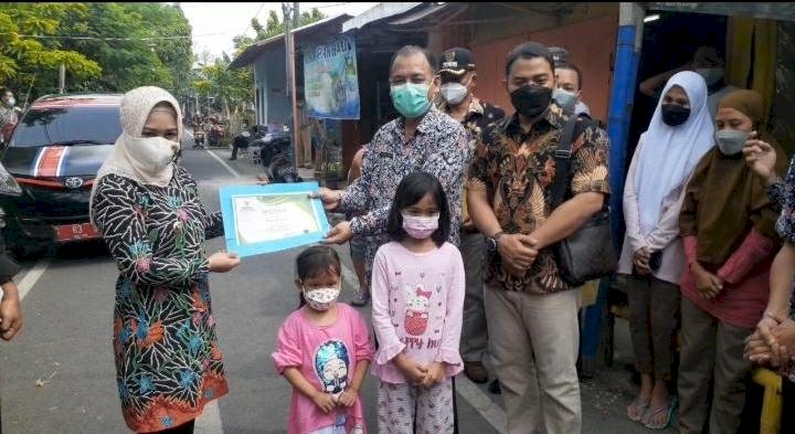 Wali Kota Mojokerto Terus Gelontorkan Sembako kepada Warga Tak Mampu