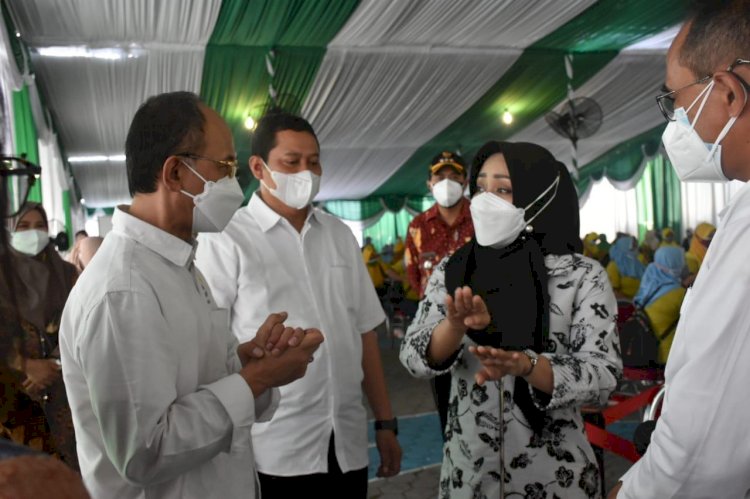 Menaker Pantau Vaksinasi Gotong Royong di Mojokerto