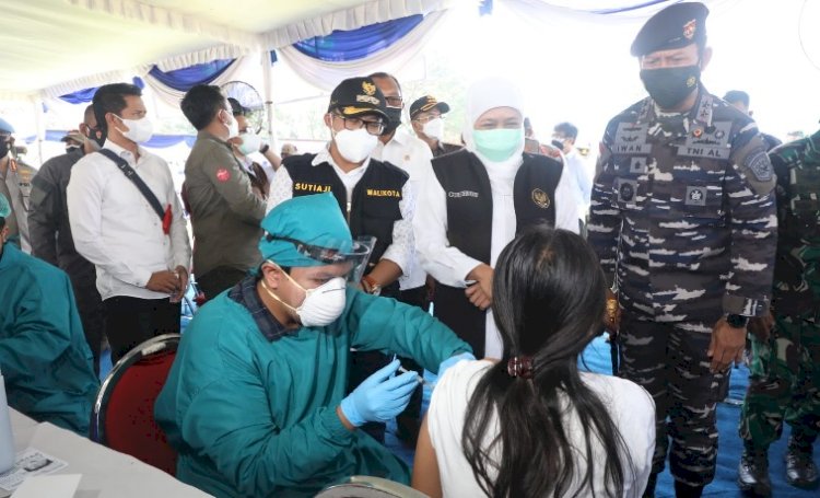 Gubernur Tinjau Serbuan Vaksi di Gajayana Malang,  yang Belum, Minggu Masih Ada 