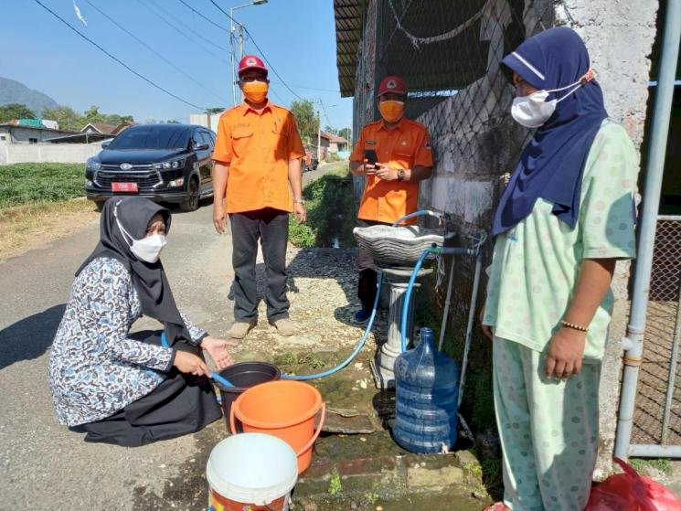 Ikfina Pimpin Distribusi Air Bersih untuk Desa Duyung