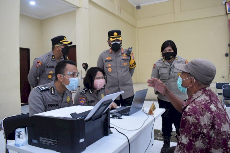 Polisi Salurkan Bantuan Tunai PKL dan Warung