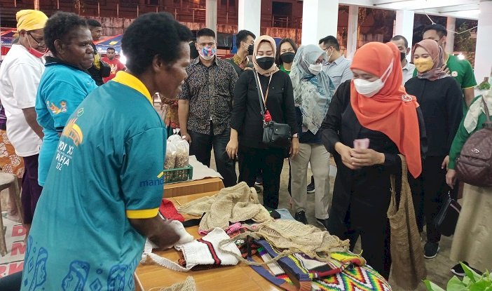 Gubernur Khofifah Borong Noken di Pasar Mama-Mama Papua