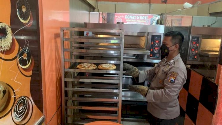 Anggota Polisi Ini Geluti Wirausaha Kuliner Donat