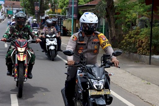 Kapolresta Banyuwangi Kunjungi TPS Naik Sepeda Motor