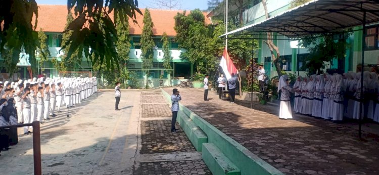 PERINGATI HARI GURU NASIONAL MAN 2 TUBAN GELAR UPACARA BENDERA