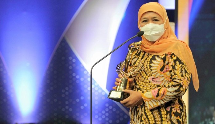 Raih Anugerah People of The Year 2021, Khofifah: Ini Hasil Kerjasama Semua Elemen di Jatim