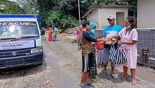 Suzuki dan SCRC Beri Bantuan Warga Terdampak Dengan Berkeliling ke Rumah-Rumah