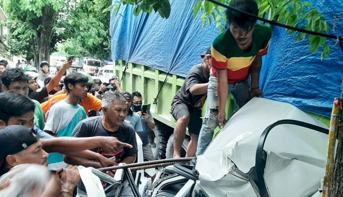 Kecelakaan Mengerikan di Tuban, Truk Tronton  Gilas Mobil Beruntun