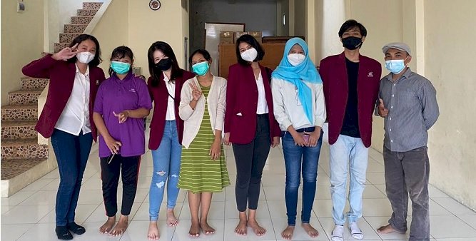 Permudah Anak-anak Sanggar di Kenjeran Belajar, Mahasiswa Ciputra Sumbang Meja 