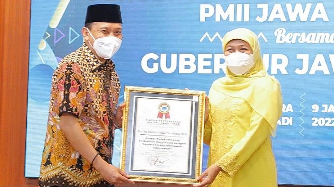 Gubernur Khofifah Terima Penghargaan dari IKA PMII Jatim