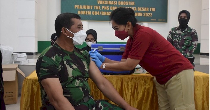 Brigjen Herman Disuntik Vaksin Dosis 3 Bersama Personel TNI dan ASN